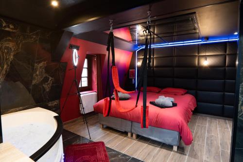 Capsule Secret - Jacuzzi - Netflix & Home Cinema - Couple Games - Pole Dance Bar - Unique Features and Amenities
