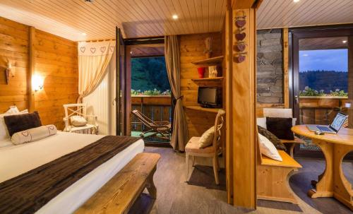 Chalet Hotel Le Collet - Location and Accessibility