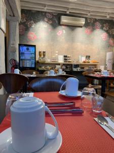 Champagne Hotel - Amenities and Services