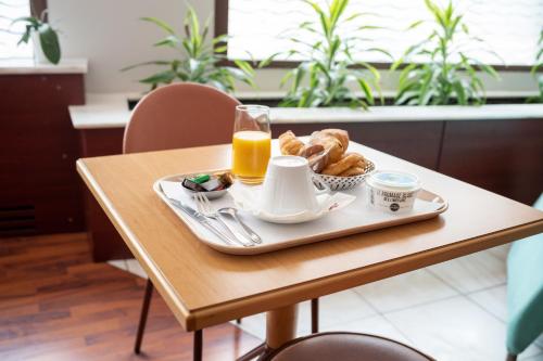 Contact Hotel Limoges - Hotel of the Two Mills - Location and Accessibility
