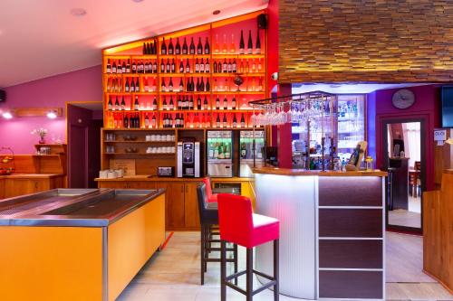 FH Confort Hotel Orléans Comet - Amenities and Services