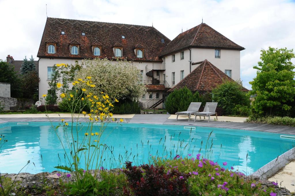 Hostellerie De La Tour D'Auxois - Location and Accessibility