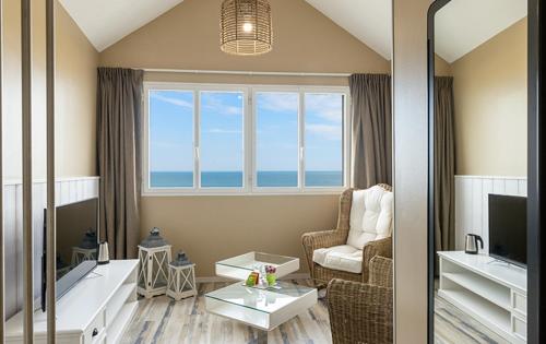 Hotel by the Beach - Location and Accessibility