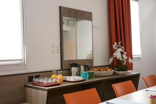 Hotel Clermont Estaing - Location and Accessibility
