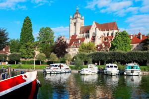 Hotel De La Cloche - Location and Accessibility
