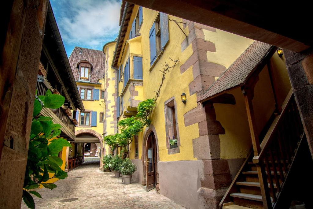 Hotel De La Couronne - Guest Experiences and Reviews
