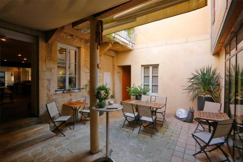 Hotel De La Paix, Beaune - Accommodations and Room Features