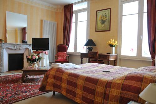 Hotel De Paris - Location and Accessibility
