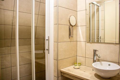 Hotel Du Port Et Des Bains - Location and Accessibility