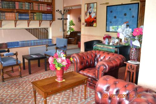 Hotel Le Castel - Amenities and Services Offered