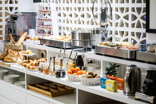 Hotel Le Collonges Connected TV Wifi Netflix - Connectivity and Entertainment Options