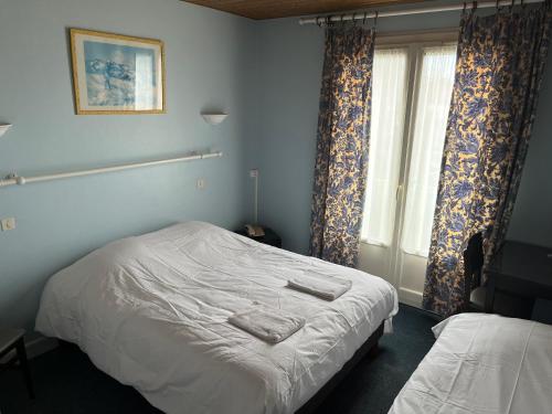 Hotel Le Lyon Vert Commentry - Location and Accessibility