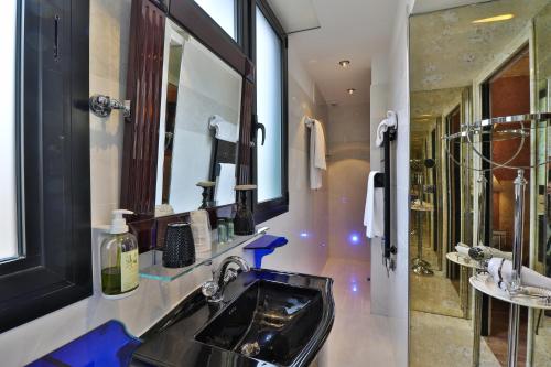 Hotel Le Meurice - Amenities and Facilities