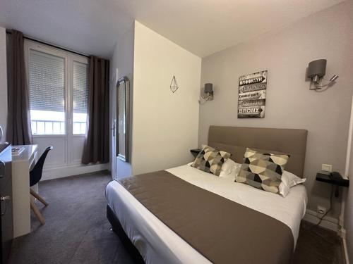 Hotel Le Saint-Yves - Location and Accessibility
