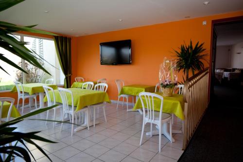 Hotel Logis Au Moyne De Saire - Location and Accessibility