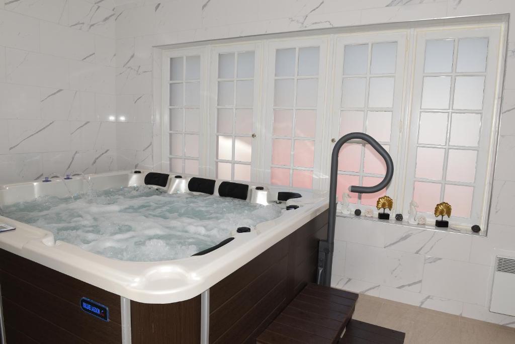 Hotel Normandie Spa - Location and Nearby Attractions