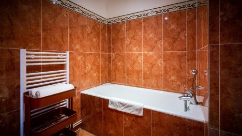 Hotel of the Two Keys - Accommodations and Amenities