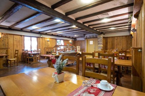 Hotel Relais D'issenheim Host Table - Guest Experiences and Ratings
