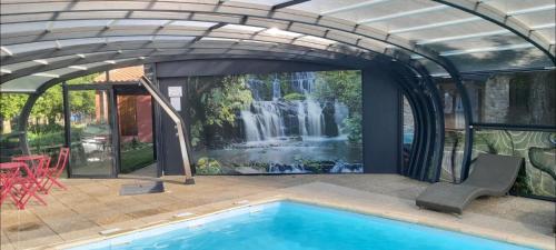 Hotel Restaurant La Crèche and Its Indoor Pool - Logis Hotels - Overview of Amenities