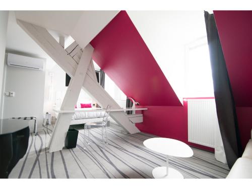 Hotel Restaurant Les Capucins - Prime Location and Accessibility