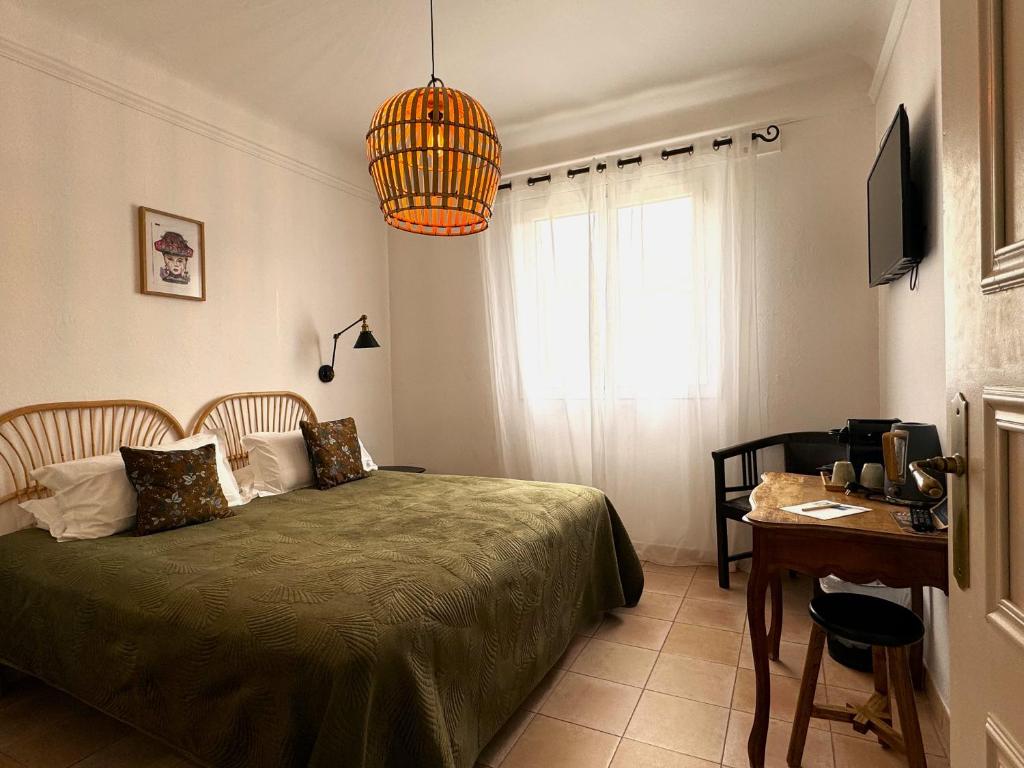 Hotel The Blue Waves - Location and Accessibility