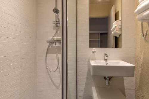 Hotel The Originals Bernay Acropole - Location and Surroundings