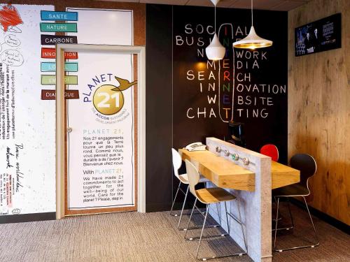 Ibis Strasbourg Centre Petite France - Guest Rooms and Amenities