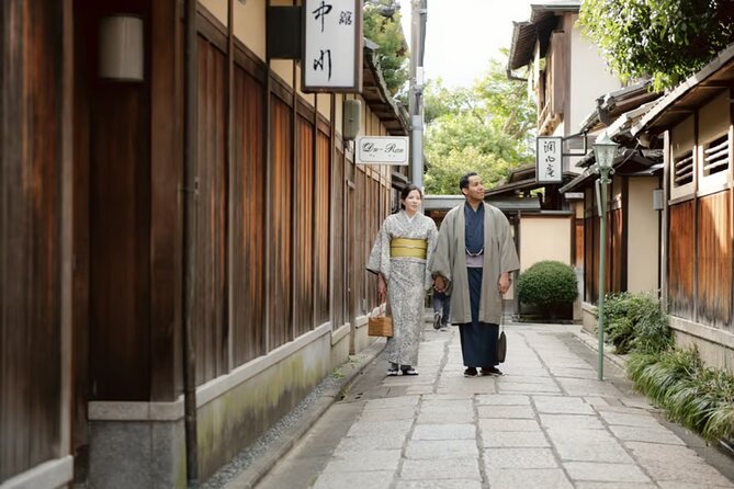 Kyoto: Gion, Kiyomizu Temple and Nishiki Market Tour - Gion District Exploration