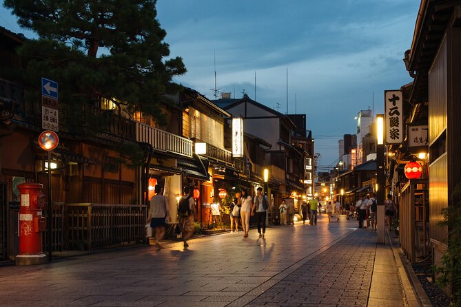 Kyoto Night Walking Tour With a Licensed Local Guide - Discovering the Charm of Higashiyama Ward at Night