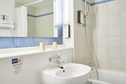 Kyriad Caen North - Hérouville-Saint-Clair - Amenities and Services