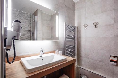 Kyriad Clermont Ferrand Nord - Riom - Amenities and Services