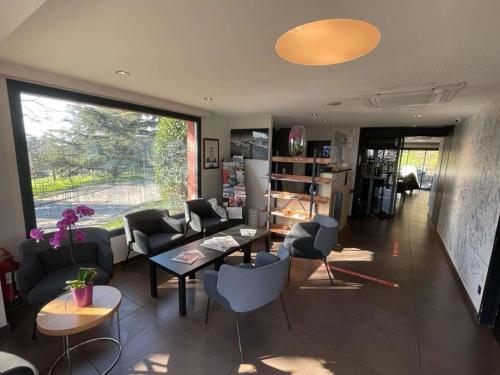 Kyriad Lyon South Sainte Foy - Amenities and Services