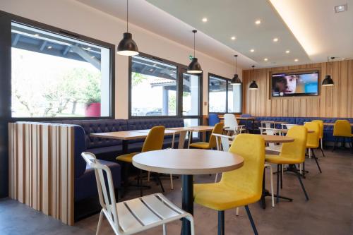 Kyriad Niort-MendesFrance Space - Accommodations and Amenities