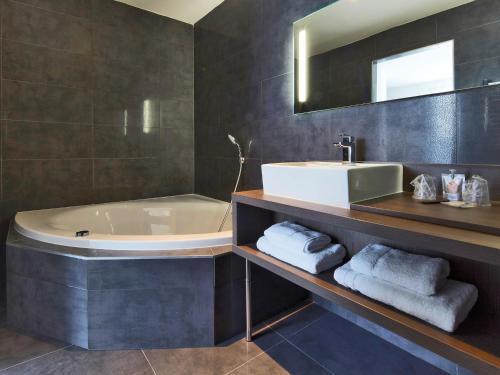 Kyriad Troyes Centre - Location and Accessibility