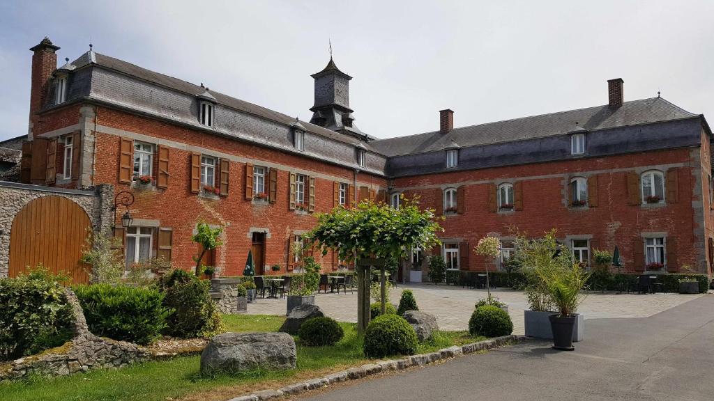 LOGIS - Château De La Motte - Hotel & Restaurant - Accommodations and Amenities