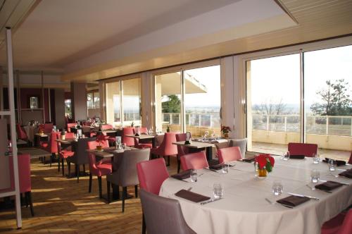 Logis Hôtel De La Bruyère - Accommodations and Amenities