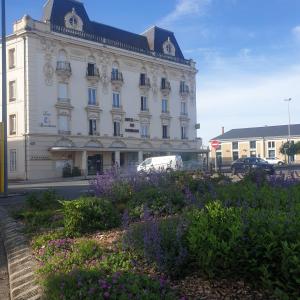 Logis Hotel Des Bourbons - Amenities and Services