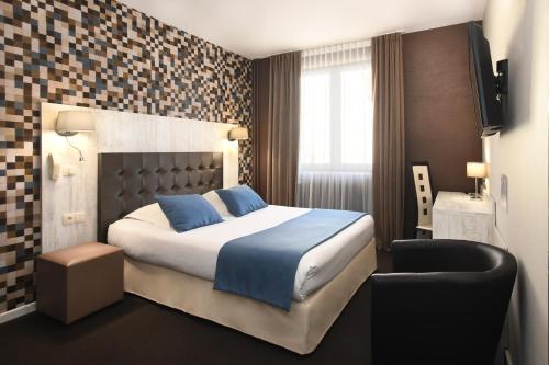 Logis Hôtel Du Centre - Ideal Stop for Cycling Tourism With a Closed Bike Garage - Exceptional Amenities for Cyclists