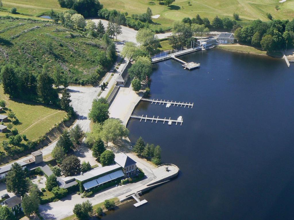 Logis Hotel Du Lac - Location and Accessibility