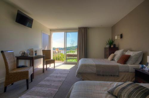 Logis Hotel Du Lac - Accommodation and Amenities