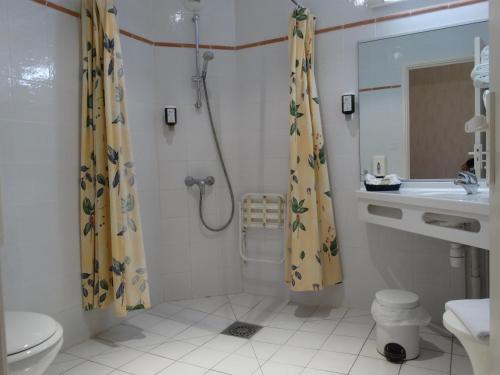 Logis Hotel Du Pont Neuf - Prime Location and Accessibility