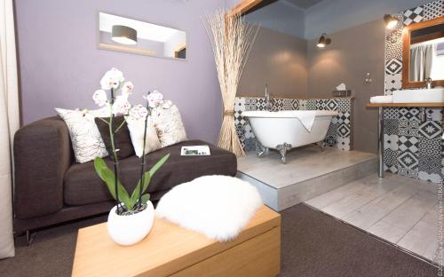 Logis Hôtel La Magnanerie - Côté Bistro - Amenities and Services