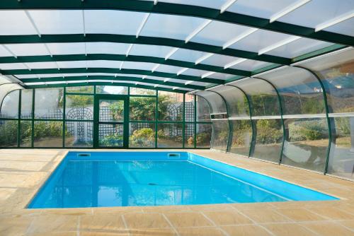 Logis Hotel & Restaurant Chateau De La Marjolaine - Accommodations and Amenities