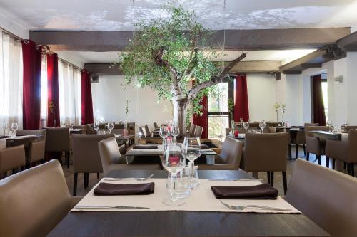 LOGIS HOTEL & RESTAURANT LETAPE Bouc Bel Air - Gardanne - Amenities and Services
