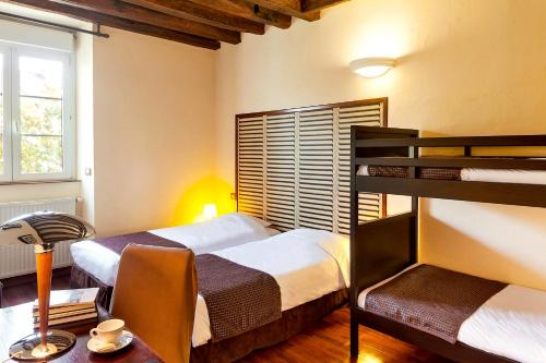 Logis - Hotel Restaurant The Ecu De France - Location and Accessibility