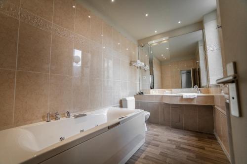 Logis Hotel & Restaurant - The Heights of Montreuil - Exceptional Amenities and Facilities