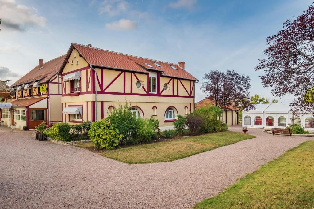 Logis Hotel Restaurant The Proud Rooster - Location and Accessibility