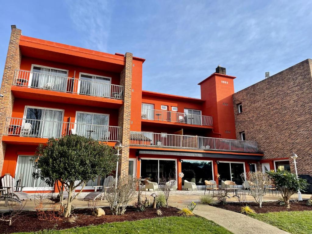 Logis Hôtel & Restaurant - the Relais De Montigny - Accommodation and Amenities