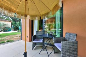 Logis Hôtel & Spa Breakfast Under the Tree - Breakfast Options to Savor