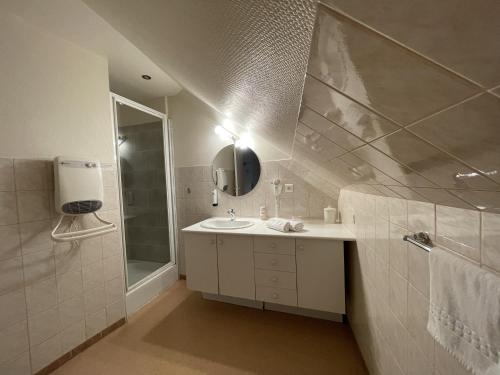 Logis Hôtel Teyssier - Amenities and Services